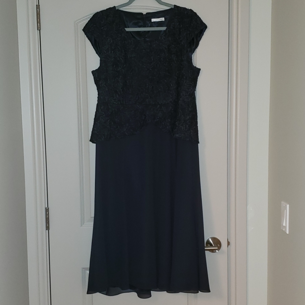 Dress - Picture 3 of 4
